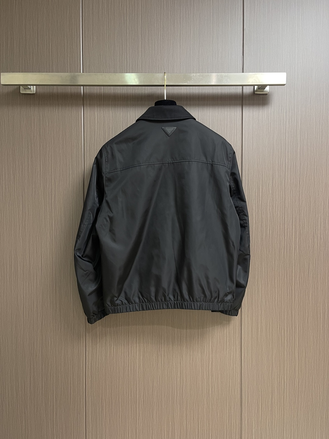 Prada 纯色标志徽标拉链翻领长袖夹克外套，这款Prada夹克采用高品质防水防风面料，手感挺括且透气性