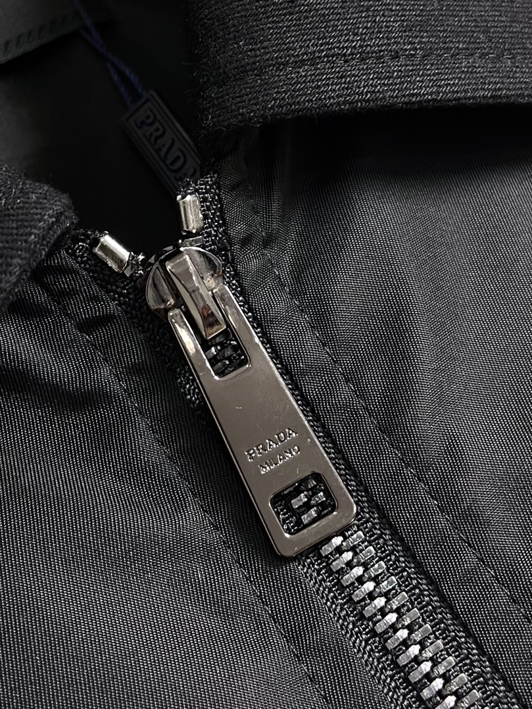 Prada 纯色标志徽标拉链翻领长袖夹克外套，这款Prada夹克采用高品质防水防风面料，手感挺括且透气性