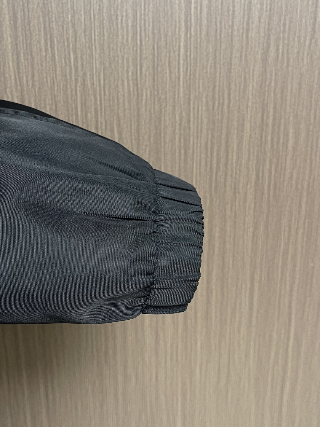 Prada 纯色标志徽标拉链翻领长袖夹克外套，这款Prada夹克采用高品质防水防风面料，手感挺括且透气性