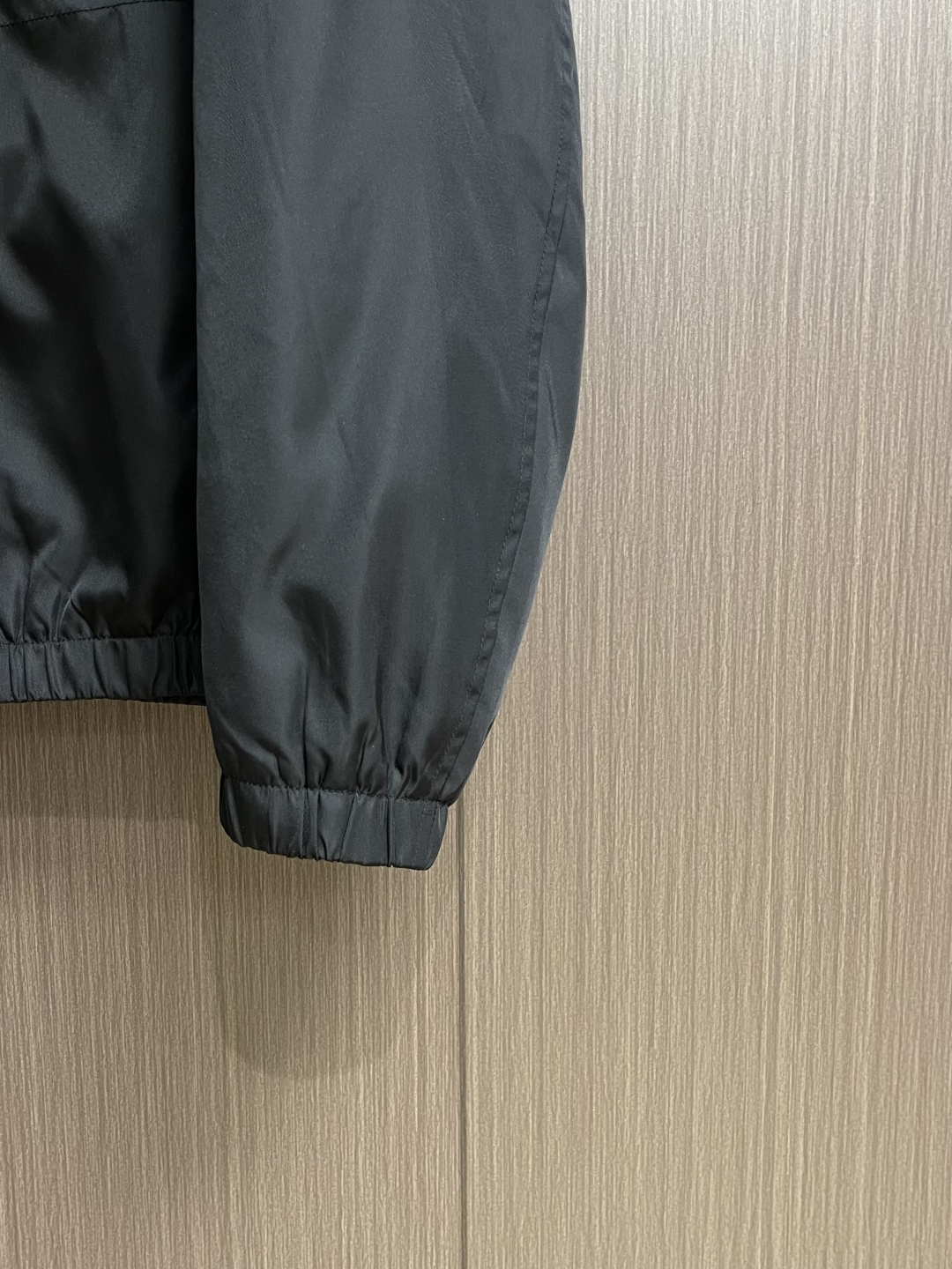 Prada 纯色标志徽标拉链翻领长袖夹克外套，这款Prada夹克采用高品质防水防风面料，手感挺括且透气性