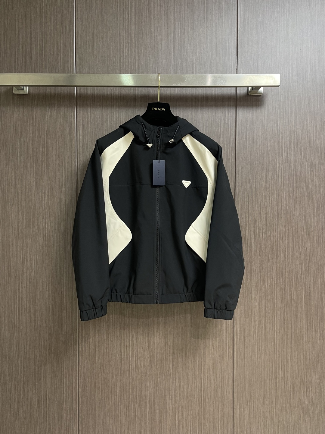 NO:646892,PRADA thin cotton hooded jacket, ss autumn and winter black and white two-color splicing classic triangle logo craft thin cotton hooded jacket, meticulous top-quality craft fabrics, classic elements fused to create a complete 3-standard, trendy men's fashion, whether it is upper body comfort or unparalleled existence. Size M-3XL,, prada, jackets & coats, jackets & coats, hats, alexander wang19860909PRADA 薄棉连帽夹克外套,ss秋冬黑白双色拼接款经典三角标工艺薄棉连帽外套,细致顶级工艺面料,经典元素融合打造3标齐全,潮男时尚,无论是上身舒适度还是都是无可比拟的存在.尺码M-3XL,,prada,jackets & coats,jackets & coats,hats,alexander wang,Men's clothing