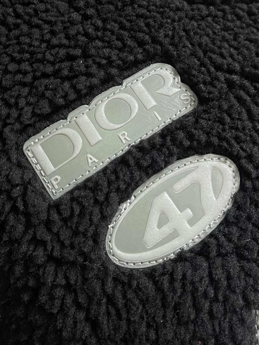 Dior x descentn 滑雪外套，这款Dior毛绒拉链外套采用宽松版型设计，穿着舒适且保暖性极佳