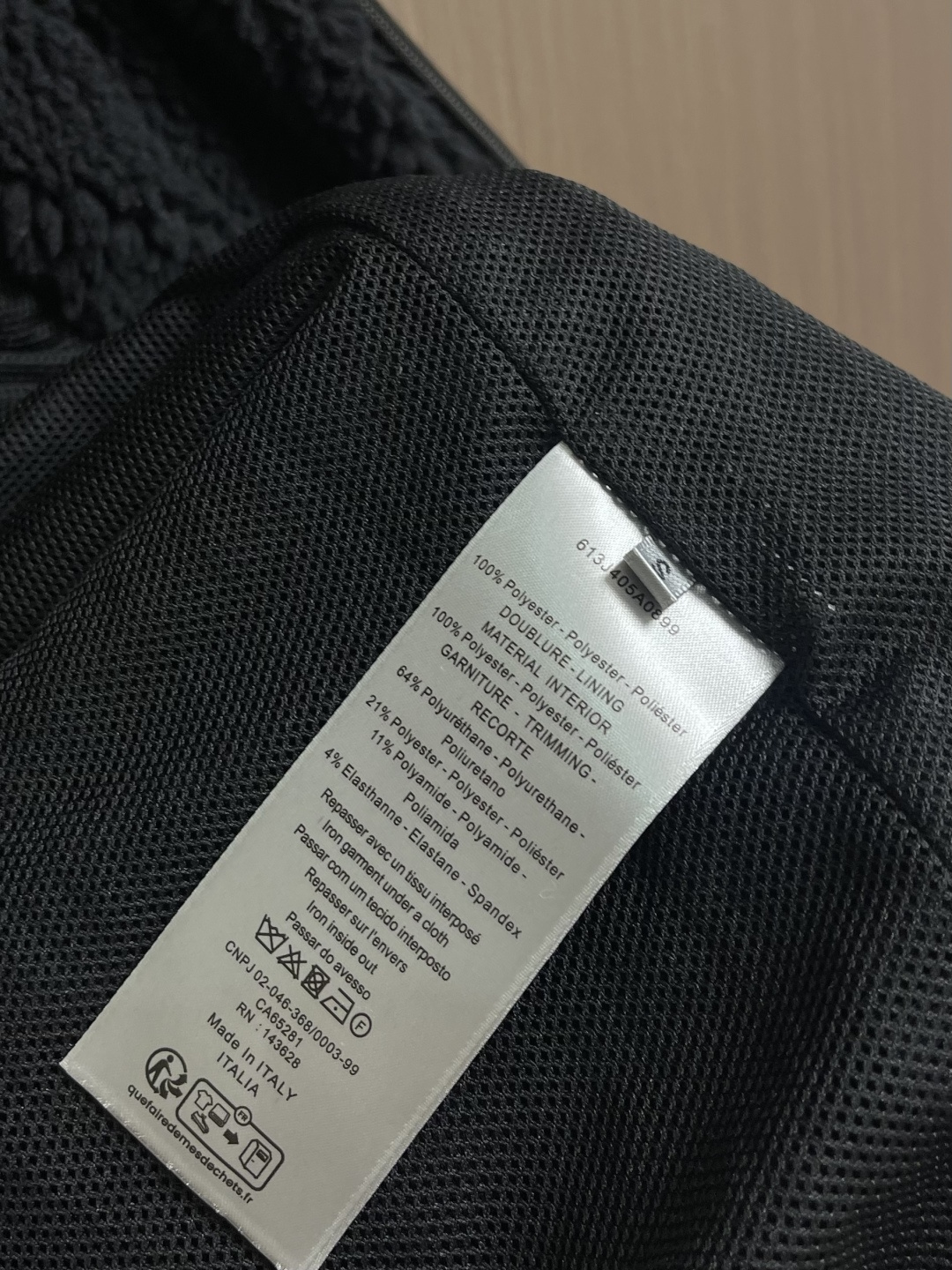 Dior x descentn 滑雪外套，这款Dior毛绒拉链外套采用宽松版型设计，穿着舒适且保暖性极佳