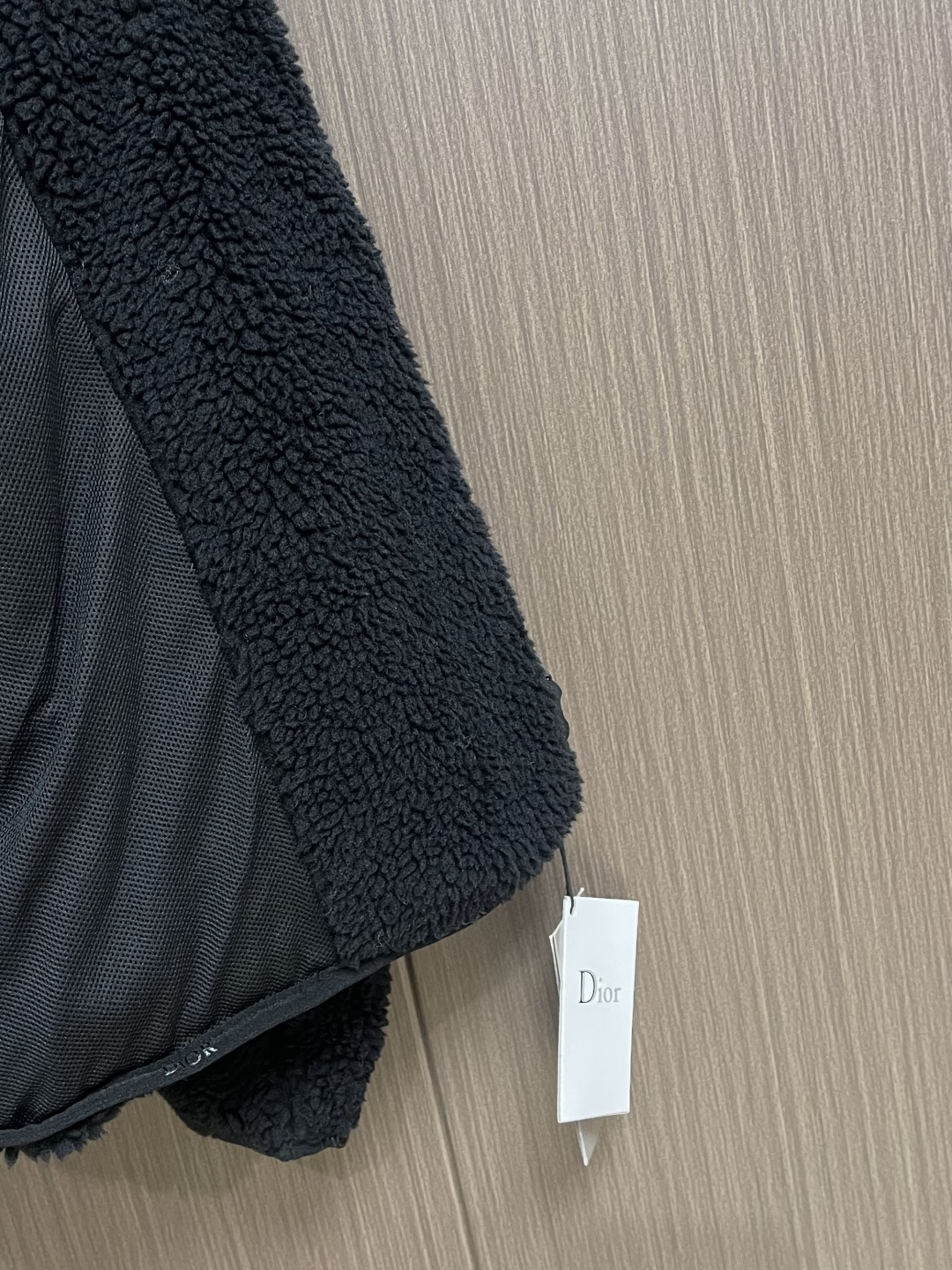 Dior x descentn 滑雪外套，这款Dior毛绒拉链外套采用宽松版型设计，穿着舒适且保暖性极佳