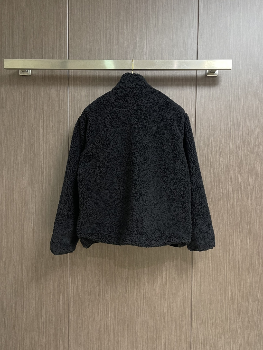 Dior x descentn 滑雪外套，这款Dior毛绒拉链外套采用宽松版型设计，穿着舒适且保暖性极佳