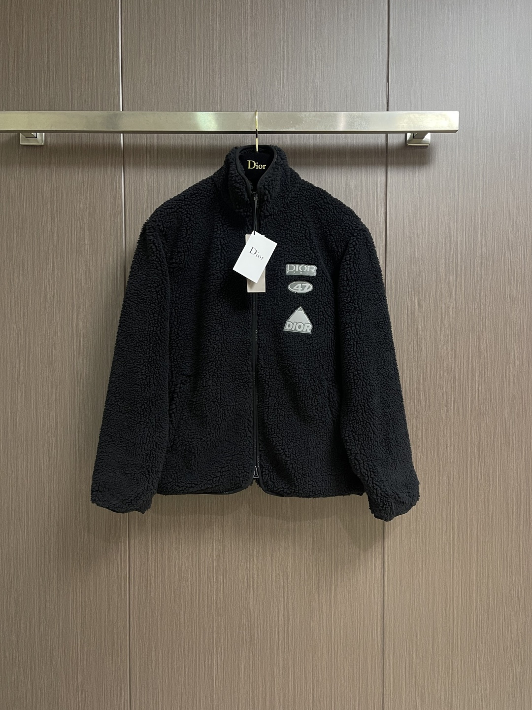 Dior x descentn 滑雪外套，这款Dior毛绒拉链外套采用宽松版型设计，穿着舒适且保暖性极佳