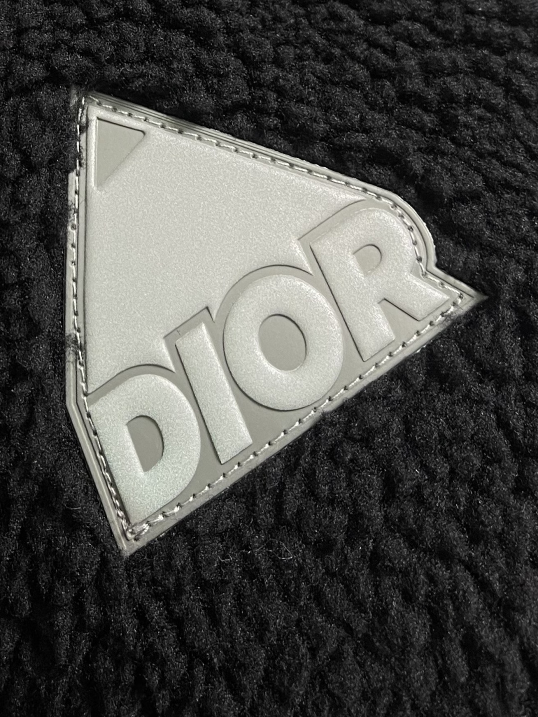 Dior x descentn 滑雪外套，这款Dior毛绒拉链外套采用宽松版型设计，穿着舒适且保暖性极佳