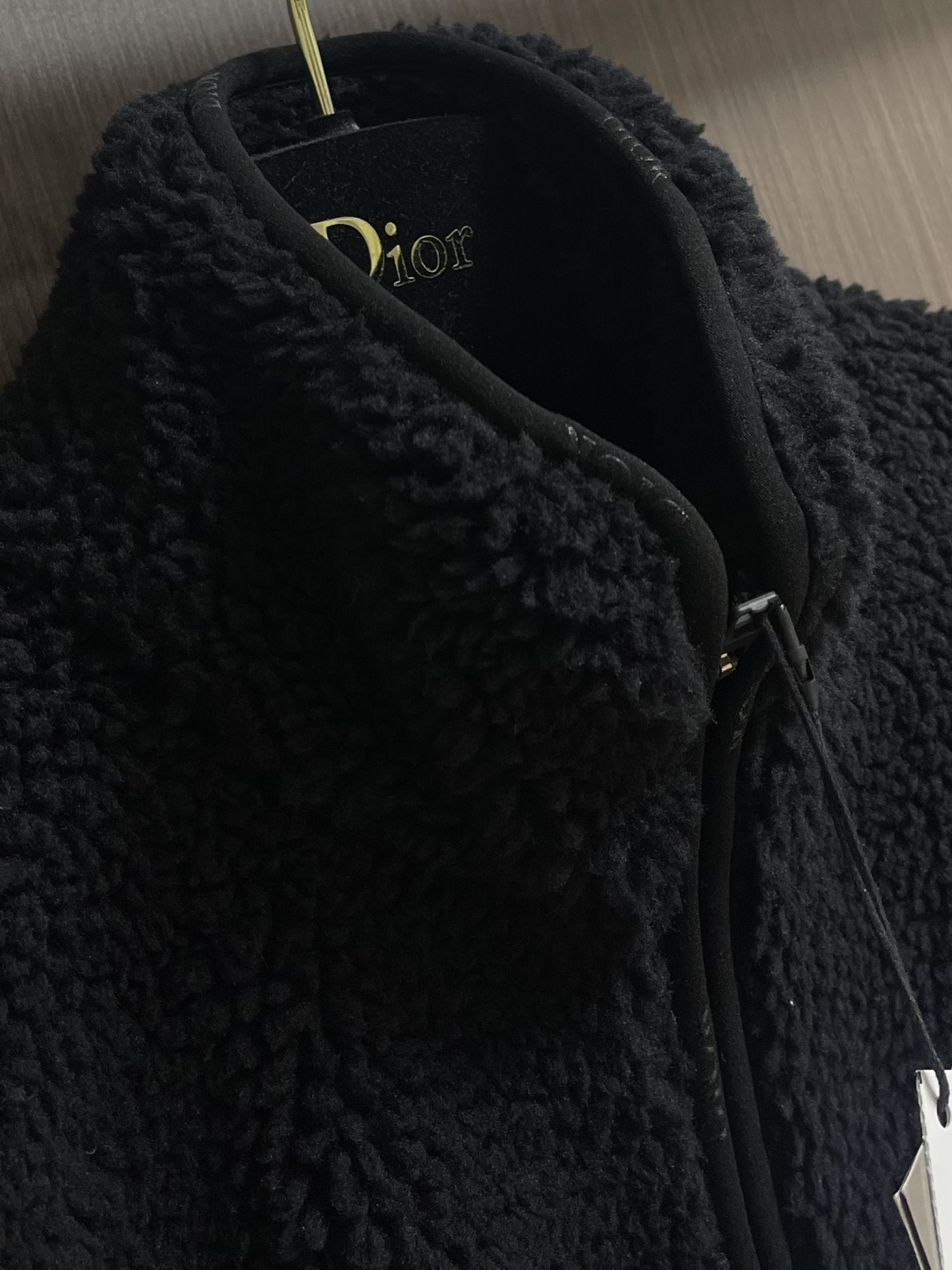 Dior x descentn 滑雪外套，这款Dior毛绒拉链外套采用宽松版型设计，穿着舒适且保暖性极佳
