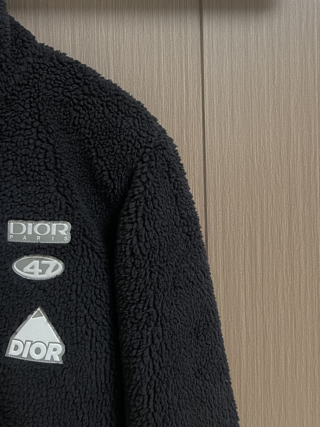 Dior x descentn 滑雪外套，这款Dior毛绒拉链外套采用宽松版型设计，穿着舒适且保暖性极佳