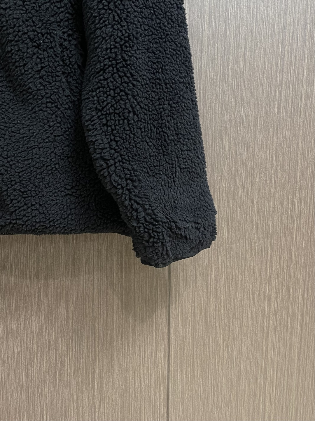 Dior x descentn 滑雪外套，这款Dior毛绒拉链外套采用宽松版型设计，穿着舒适且保暖性极佳