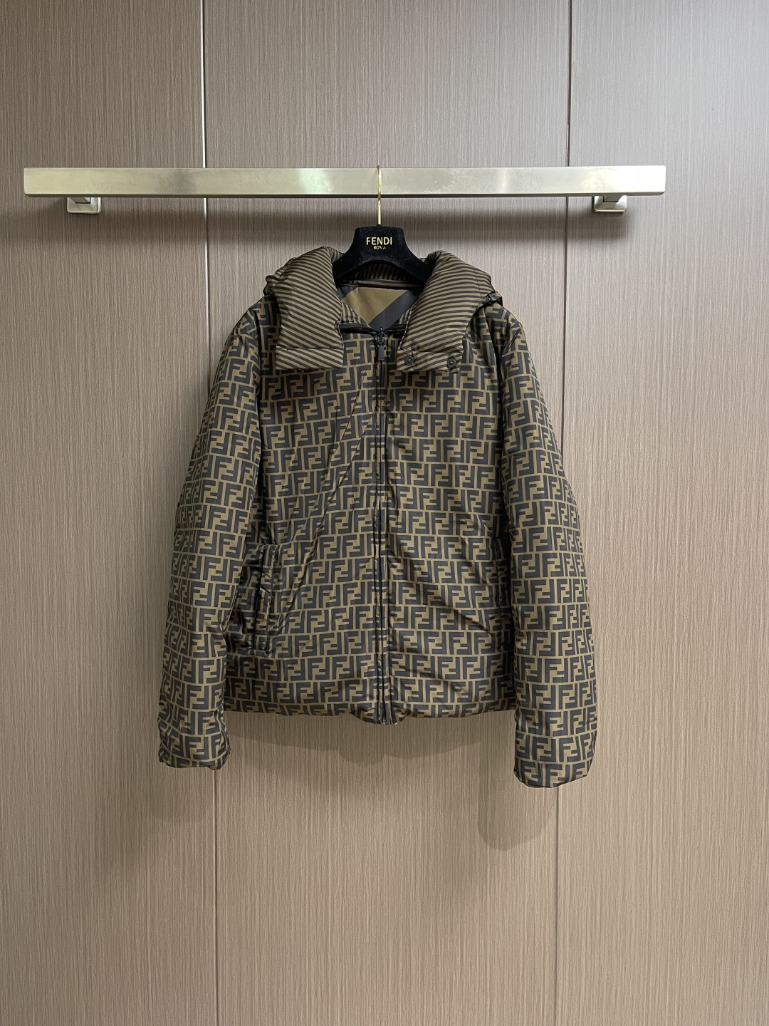 NO:646912,Fendi SS all-over printed striped double-sided hooded down jacket. Custom-made high-density calendered nylon. Uses the new national standard 90 white duck down. Full amount of down. Mechanical filling. Give priority to making inner liner pattern to determine the down filling area according to the original three-dimensional effect. Determine the down weight per square meter to calculate the filling amount of each cut. The down filling machine uses a digital weighing unit to achieve stable measurement. It uses digital direct printing technology for printing. Analyze the original typesetting through the machine and convert the pattern information into a digital signal.  The dye is sprayed directly onto the surface of the fabric to achieve high-resolution printing with clear details and natural colors. Sizes 50-52-54-56,, fendi, jackets & coats, down jacket, hats, alexander wang19860909Fendi SS满印条纹双面穿连帽羽绒外套 定制凝彩高密压光锦纶 使用新国标90白鸭绒 冲绒量十足 机械充绒 优先通过制作内胆纸样 以确定充绒区域按照原版立体效果来确定每平方米羽绒的克重 从而计算出每个裁片的充绒量 充绒机采用数字式称重单元实现稳定计量 采用数码直喷技术印花 通过机器分析原版排版 将图案信息转化为数字信号 将染料直接喷射到面料表面 实现高分辨率的印花效果 细节清晰 色彩自然.尺码50-52-54-56,,fendi,jackets & coats,down jacket,hats,alexander wang,Men's clothing