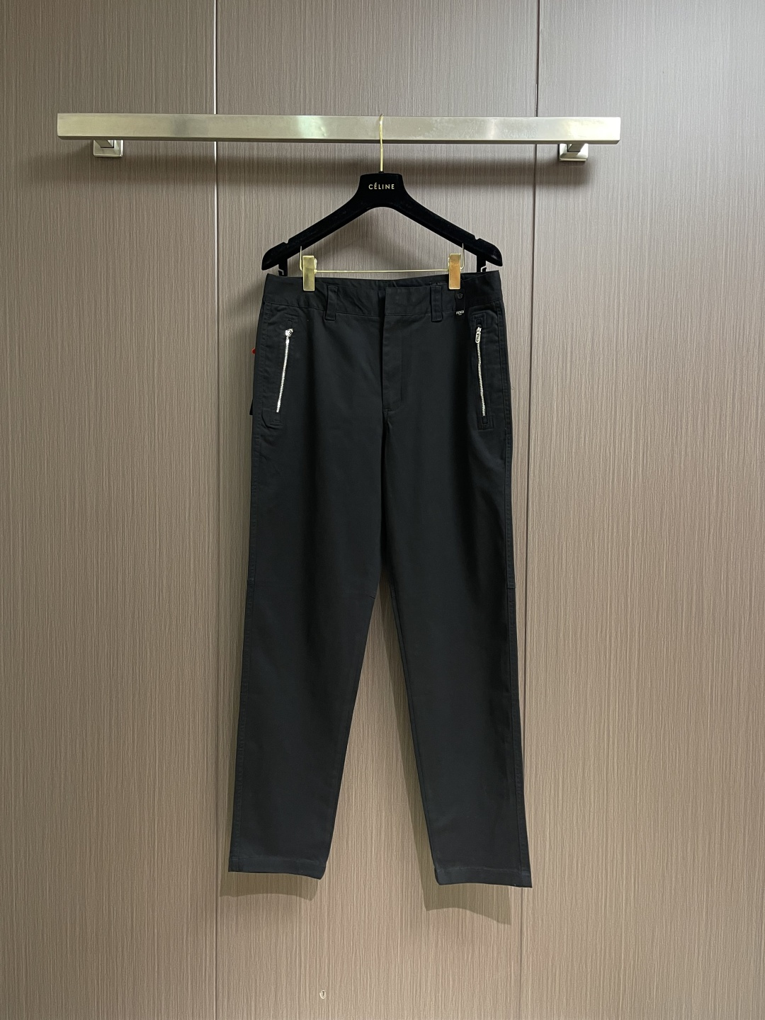 NO:646927,Fendi jacquard pocket trousers. Customized luxury black cotton worsted gabardine. Light, soft and comfortable against the skin. Dressed in pure black to outline the calm style of modern men. The classic FF letters are embossed on the dark gray pattern with jacquard technology. The legendary symbol of FENDI is hidden in the back pocket. When walking, the looming layering changes with the angle of light. Using the design philosophy of less is more, the design philosophy of less is more defines a new paradigm of contemporary luxury. Jacquard technology is woven on the surface of the fabric. Black FF textile technology  Control the interweaving method of warp and weft lines. Precisely control the interweaving density and tension of the yarn to make it more three-dimensional. Ergonomic three-dimensional cutting. Return to traditional craftsmanship through segmentation, folding, shrinking, and stretching techniques. The so-called slow work produces fine work, which is respect for the material. The pursuit of feel. Complex workmanship, tedious, slow aging, high loss. The fabrics have been washed, and the hand feel and texture are better. Not easy to deform, not easy to shrink, not easy to fade.  Maintain long-lasting beauty. Sizes 48-54, fendi, alexander wang19860909Fendi 提花口袋长裤 定制奢韵黑棉精纺华达呢 轻盈柔软 舒适贴肤 以一袭纯粹黑色 勾勒现代男士的沉稳格调 经典FF字母以提花工艺浮刻于深灰暗纹之上 将FENDI的传奇符号藏于背面口袋 行走时随光线角度变幻出若隐若现的层次感 用少即是多的设计哲学 定义当代奢华的新范式 提花工艺 通过在织物表面织出 黑色FF纺织技术 控制经纬线的交织方式 精确控制纱线的交织密度和张力 使其更具立体感 人体学立体裁剪 回归传统工艺手法 通过分割 折叠 抽缩 拉展技术手法 所谓慢工出细活 是对材料的尊重 对手感的追求 做工复杂 繁琐 时效慢 损耗高 面料都经过浇洗 手感质感更佳 不易变形 不易缩水 不易褪色 保持长久的美观.尺码48-54,,fendi,alexander wang,Men's clothing