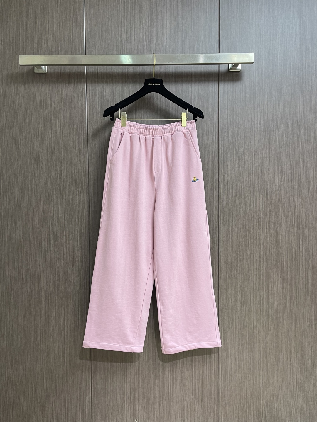 NO:645087,Tops, pants, vivienne west wood, Queen Mother West, Vivienne Heavy Industry Embroidered Letters Hooded Sweatshirt, Straight-leg Sweatpants Suit, Classic Printed Little Saturn, Simple and Grand, Full of Design, the Overall Design Looks Cool and Futuristic, It Can Be Easily Matched With All Kinds of Clothes, Effortless Oversize for Daily Wearing  The silhouette can accommodate various body types. It is a classic and easy-to-wear fashionable item. Quality control must include a series of environmentally friendly dyeing. The quality is stable and the texture is delicate, soft and comfortable. It is full of vitality and never picks people. The loose three-dimensional version continues the classic, casual and fashionable feeling. The color is super beautiful!  Large version, same style for men and women. Sizes 46-48-50, versace, hoodie, sweatshirts, hats, alexander wang19860909上衣 裤子 vivienne west wood 西太后 薇薇安 重工刺绣字母连帽卫衣直筒卫裤套装,经典印花小土星,简约大气,设计感满满,设计整体看起来酷酷的,未来感十足,也能够轻松搭配各种衣服,日常穿搭毫不费力oversize 廓形能够容纳各种身材,经典好穿,时髦单品,品质控必入系列环保染色,品质稳定质地细腻,柔软舒适,活力满满的从不挑人剪裁宽松立体版型延续经典随意时髦感与生俱来颜色超美！大版型,男女同款.尺码46-48-50,,versace,hoodie,sweatshirts,hats,alexander wang,Men's clothing