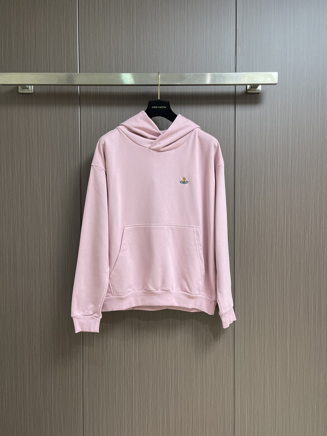 NO:606997,Tops, pants, vivienne west wood, Queen Mother West, Vivienne Heavy Industry Embroidered Letters Hooded Sweatshirt, Straight-leg Sweatpants Suit, Classic Printed Little Saturn, Simple and Grand, Full of Design, the Overall Design Looks Cool and Futuristic, It Can Be Easily Matched With All Kinds of Clothes, Effortless Oversize for Daily Wearing  The silhouette can accommodate various body types. It is a classic and easy-to-wear fashionable item. Quality control must include a series of environmentally friendly dyeing. The quality is stable and the texture is delicate, soft and comfortable. It is full of vitality and never picks people. The loose three-dimensional version continues the classic, casual and fashionable feeling. The color is super beautiful!  Large version, same style for men and women. Sizes 46-48-50, versace, hoodie, sweatshirts, hats, alexander wang19860909上衣 裤子 vivienne west wood 西太后 薇薇安 重工刺绣字母连帽卫衣直筒卫裤套装,经典印花小土星,简约大气,设计感满满,设计整体看起来酷酷的,未来感十足,也能够轻松搭配各种衣服,日常穿搭毫不费力oversize 廓形能够容纳各种身材,经典好穿,时髦单品,品质控必入系列环保染色,品质稳定质地细腻,柔软舒适,活力满满的从不挑人剪裁宽松立体版型延续经典随意时髦感与生俱来颜色超美！大版型,男女同款.尺码46-48-50,,versace,hoodie,sweatshirts,hats,alexander wang,Men's clothing