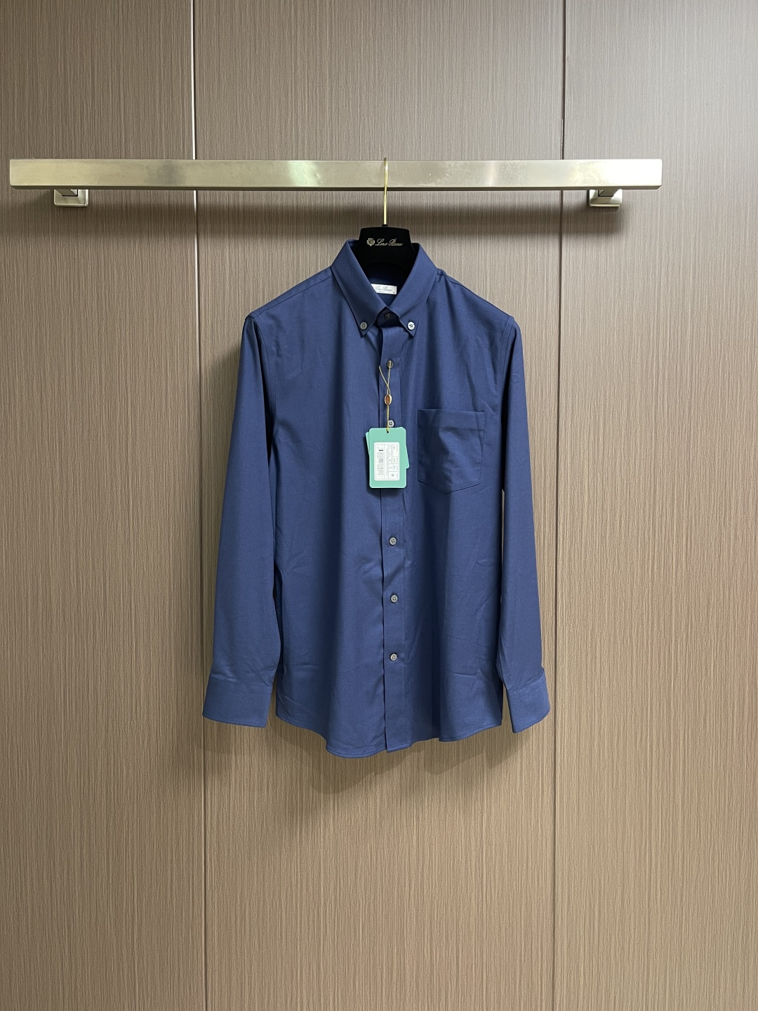 NO:627622,LP Loro Piana solid color stand-collar long-sleeved shirt, smooth shoulder lines and slightly loose fit.  Compatible with different body shapes.  It also retains the crisp feel of the shirt.  It also gives a sense of relaxation to daily wear.  Double-thread seams reinforce seams.  Buttons are made of natural shell material.  The luster is gentle and firm and wear-resistant.  Size S-XXL,,loro piana,loro piana,shirts,alexander wang19860909LP Loro Piana 净色立领长袖衬衫,流畅的肩部线条与微宽松版型．兼容不同身形．既保留衬衫的挺括感．又赋予日常穿搭的松弛感．双线锁边加固接缝．纽扣采用天然贝壳材质．光泽温润且牢固耐磨．尺码S-XXL,,loro piana,loro piana,shirts,alexander wang,Men's clothing