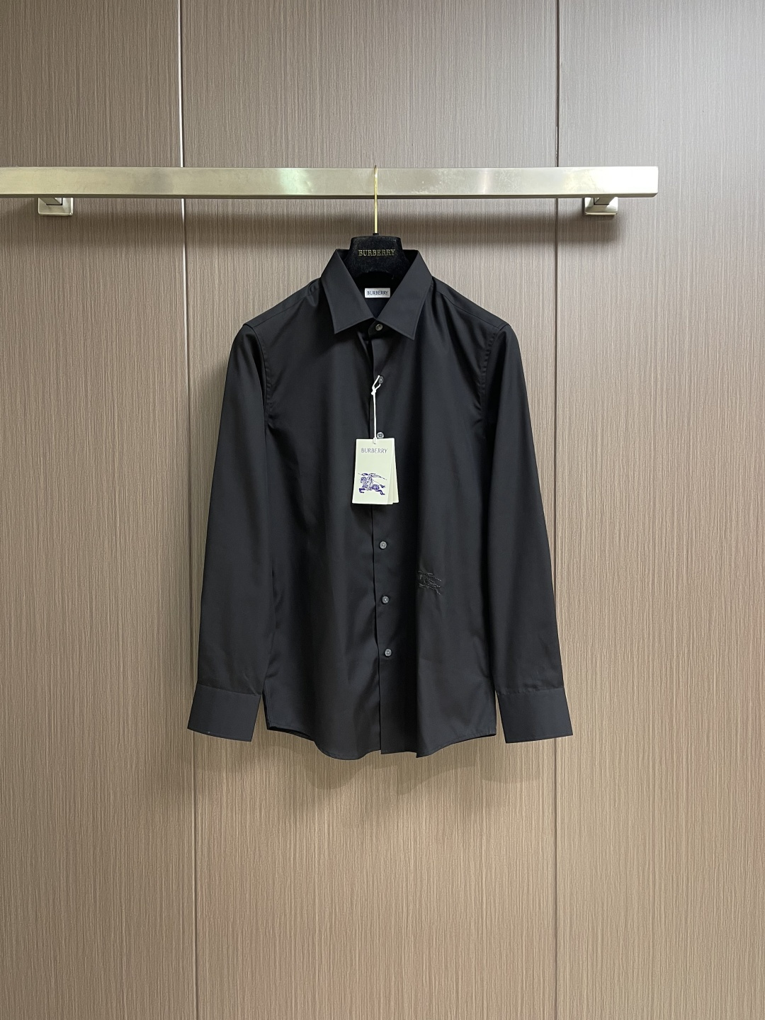 NO:654279,Burberry war horse embroidered long-sleeved shirt is made of selected pure cotton fabric. The texture is very delicate and soft, the comfort is self-evident, it has excellent skin-friendliness and excellent breathability!  The tailoring is first-class, with exclusive sophisticated cutting technology, strict ergonomic design, classic Italian collar, gathering traditional craft symbols, war horse embroidery pattern design, and giving new season fashion aesthetic value, both solemn and harmonious style, versatile and versatile colors, full of high-end sense, wide compatibility, the first choice for urban elite girls and men!  Size M-3XL,,burberry,shirts,alexander wang19860909Burberry 战马刺绣长袖衬衫,采用甄选的纯棉面料,质感非常细腻柔软,舒适度不言而喻,亲肤性绝佳,透气性亦极好！剪裁一流,拥有独家精良的裁剪技术,符合严谨的人体工程学设计,经典意式领,聚集了传统工艺符号,战马刺绣图案设计,并赋予了新一季时装美学价值,亦庄亦谐的风格,万能百搭配色,高级感十足,兼容性广泛,都市精英女生男士首选！尺码M-3XL,,burberry,shirts,alexander wang,Men's clothing