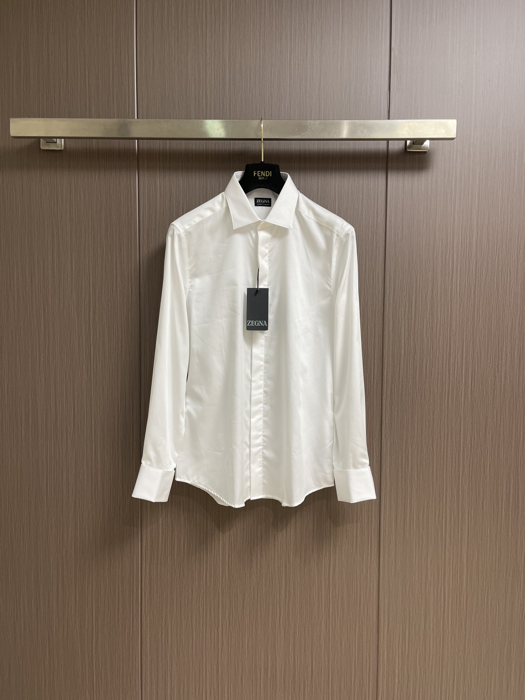 NO:654282,Zegna 2025ss men's long-sleeved shirt, business casual slim long-sleeved shirt!  Suitable for business and leisure!  Urban business style model!  The tailoring of the shirt is more precise and plastic, and does not require too much primary color decoration. For men, simplicity is its own charm!  Made from imported organic cotton, the shape is more crisp and natural, the touch is extremely comfortable, and the fit is excellent!  Size 39-40-41-42-43,,shirts,alexander wang19860909Zegna 2025ss男士长袖衬衫,商务休闲修身款长袖衬衣！宜商务 宜休闲！都市商务气质款！衬衫的版型剪裁更是精剪塑性,不需要过多的原色装饰,对于男士来说极简便是自身魅力！客供进口有机棉打造,更显版型的挺括自然,触感极为舒适,贴身性能绝佳！尺码39-40-41-42-43,,shirts,alexander wang,Men's clothing