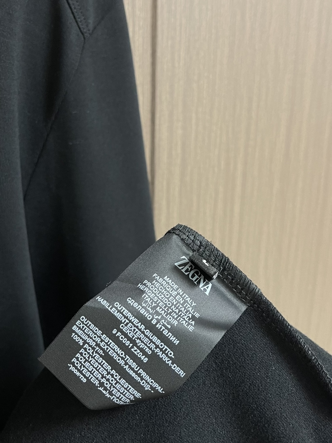 zegna 2025SS秋冬新款休闲圆领卫衣，平整的抗皱性能让您穿着始终挺拔有型。呈现出细密的肌理和微光