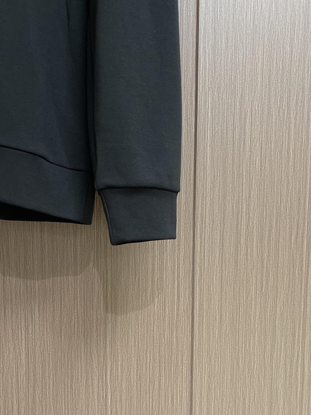 zegna 2025SS秋冬新款休闲圆领卫衣，平整的抗皱性能让您穿着始终挺拔有型。呈现出细密的肌理和微光