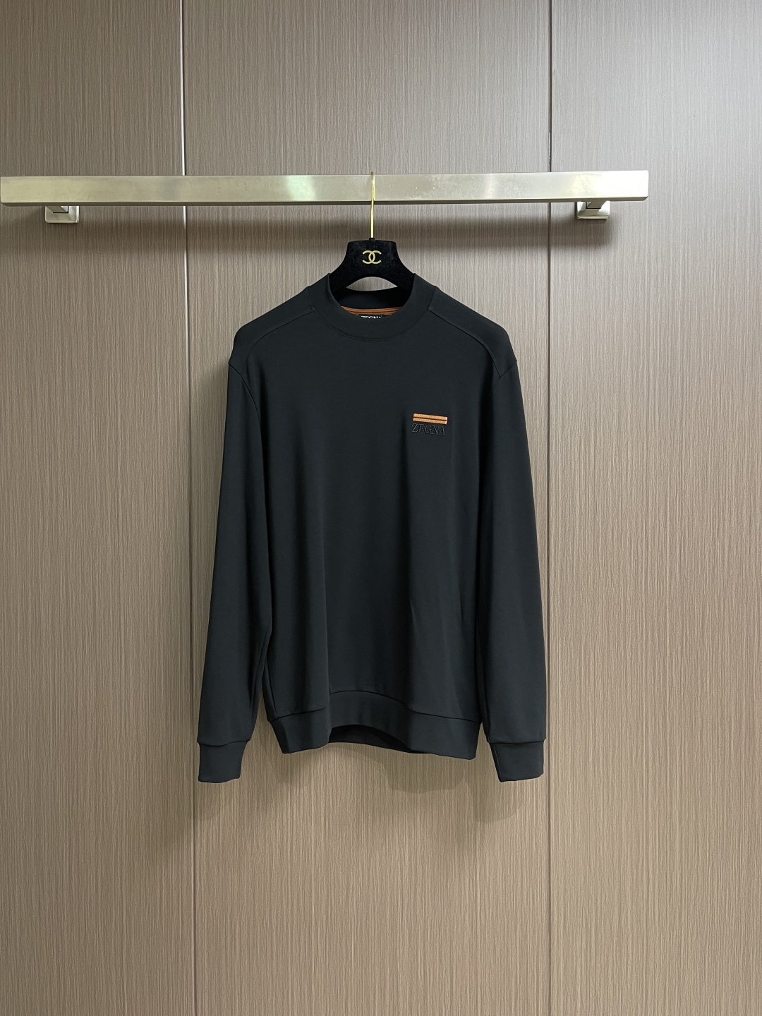 zegna 2025SS秋冬新款休闲圆领卫衣，平整的抗皱性能让您穿着始终挺拔有型。呈现出细密的肌理和微光