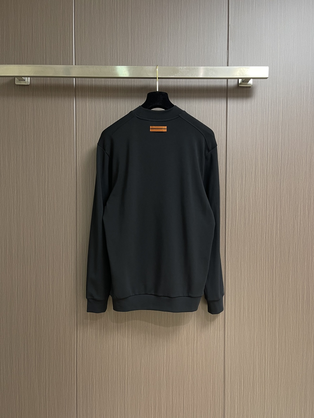 zegna 2025SS秋冬新款休闲圆领卫衣，平整的抗皱性能让您穿着始终挺拔有型。呈现出细密的肌理和微光