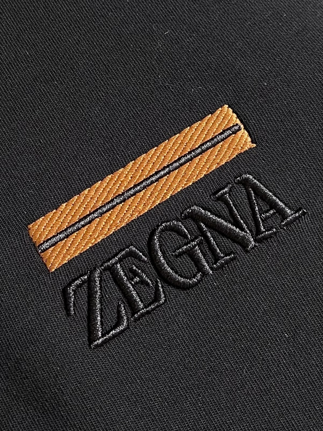 zegna 2025SS秋冬新款休闲圆领卫衣，平整的抗皱性能让您穿着始终挺拔有型。呈现出细密的肌理和微光