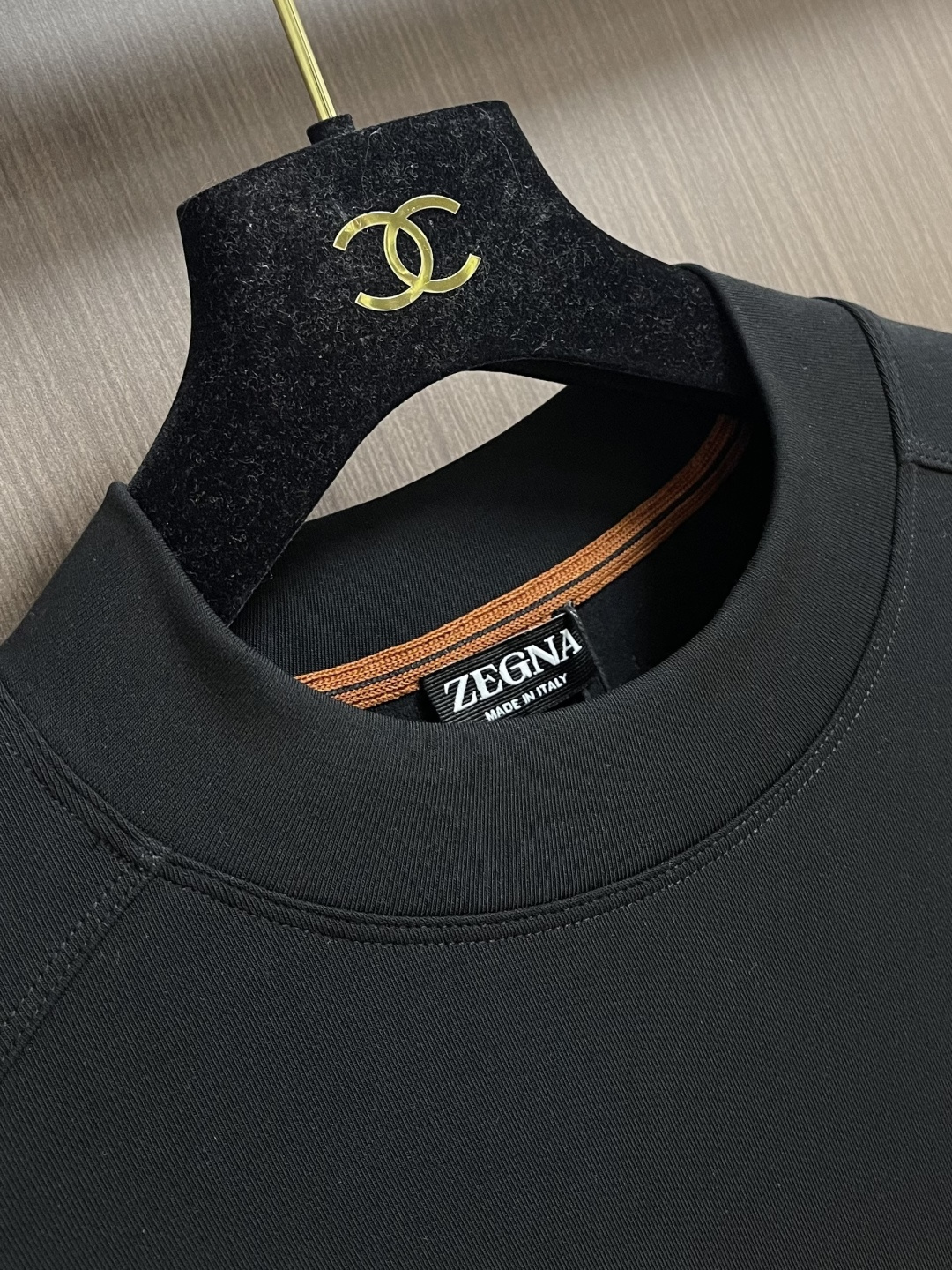 zegna 2025SS秋冬新款休闲圆领卫衣，平整的抗皱性能让您穿着始终挺拔有型。呈现出细密的肌理和微光