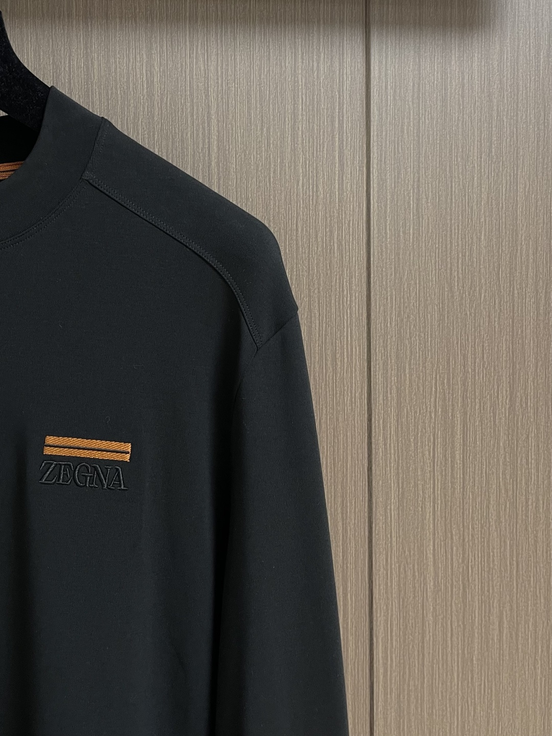 zegna 2025SS秋冬新款休闲圆领卫衣，平整的抗皱性能让您穿着始终挺拔有型。呈现出细密的肌理和微光