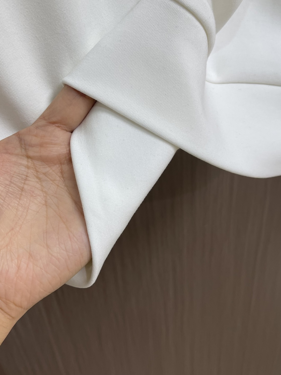 zegna 2025SS秋冬新款休闲圆领卫衣，平整的抗皱性能让您穿着始终挺拔有型。呈现出细密的肌理和微光