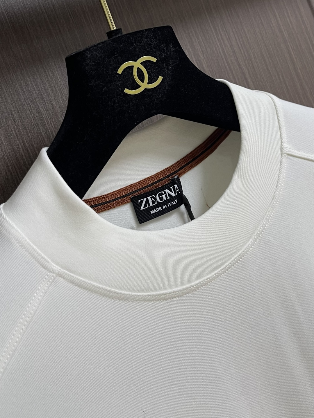 zegna 2025SS秋冬新款休闲圆领卫衣，平整的抗皱性能让您穿着始终挺拔有型。呈现出细密的肌理和微光