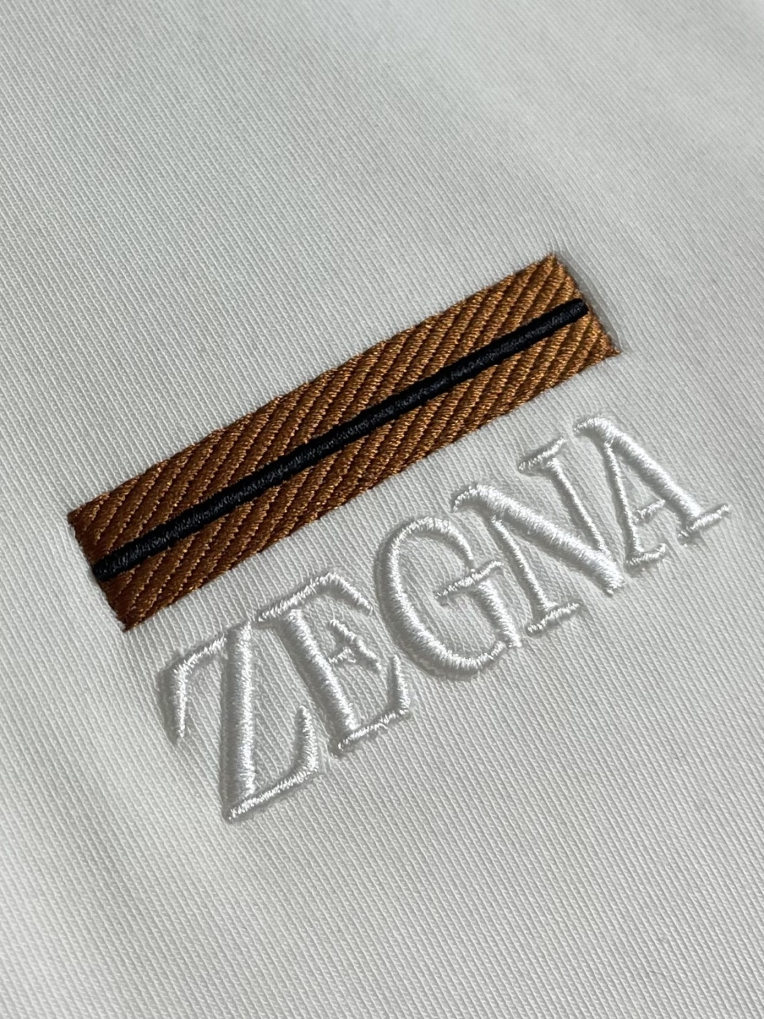 zegna 2025SS秋冬新款休闲圆领卫衣，平整的抗皱性能让您穿着始终挺拔有型。呈现出细密的肌理和微光