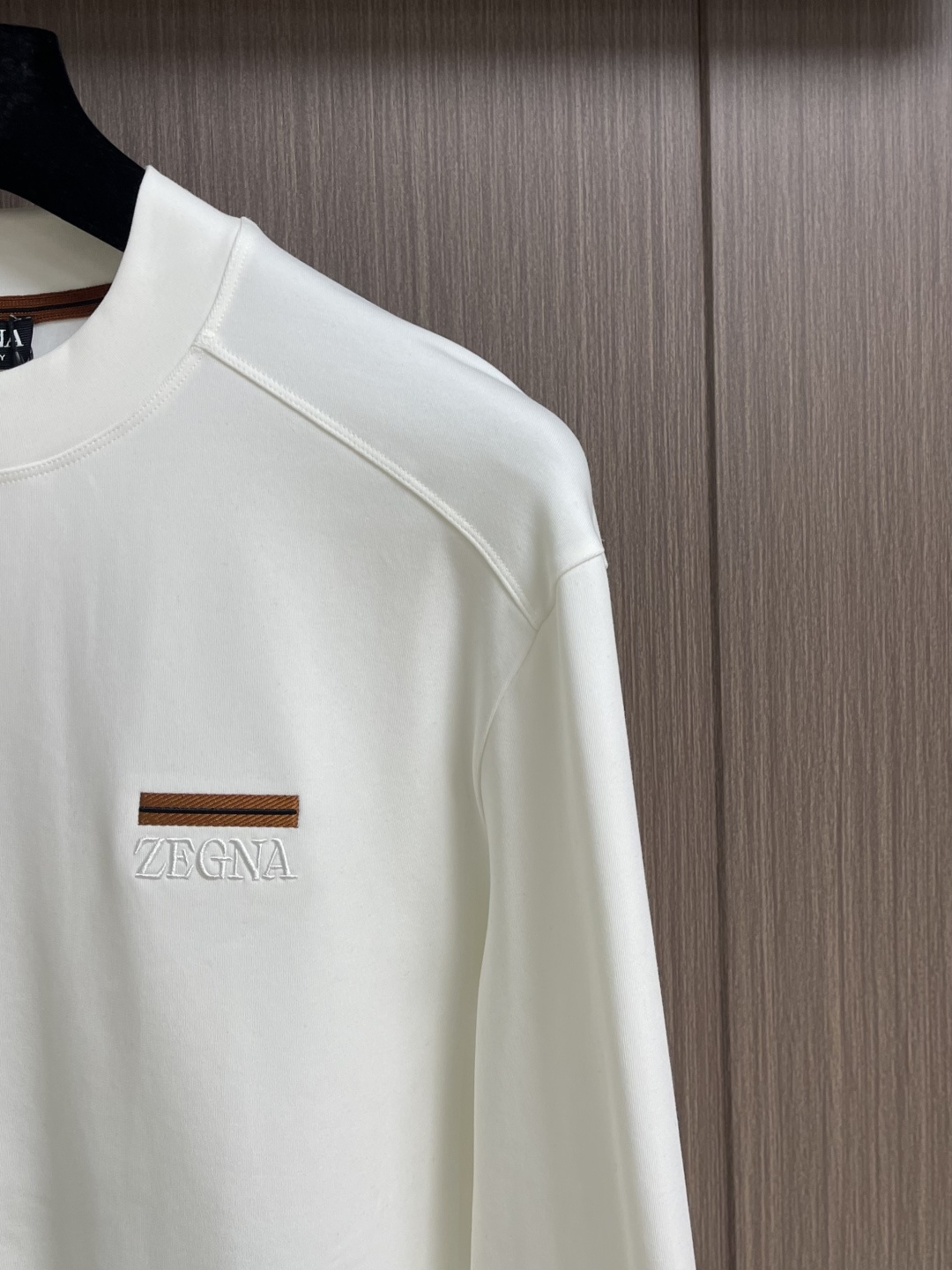 zegna 2025SS秋冬新款休闲圆领卫衣，平整的抗皱性能让您穿着始终挺拔有型。呈现出细密的肌理和微光