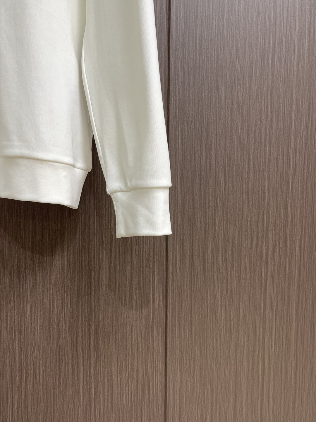 zegna 2025SS秋冬新款休闲圆领卫衣，平整的抗皱性能让您穿着始终挺拔有型。呈现出细密的肌理和微光