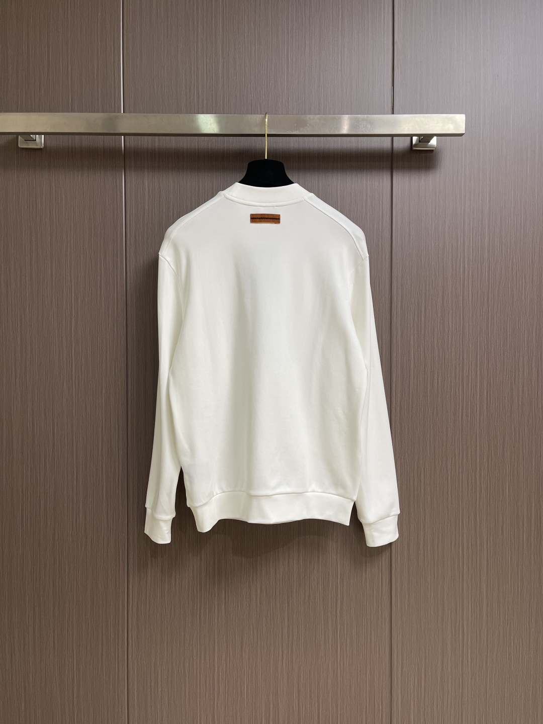 zegna 2025SS秋冬新款休闲圆领卫衣，平整的抗皱性能让您穿着始终挺拔有型。呈现出细密的肌理和微光