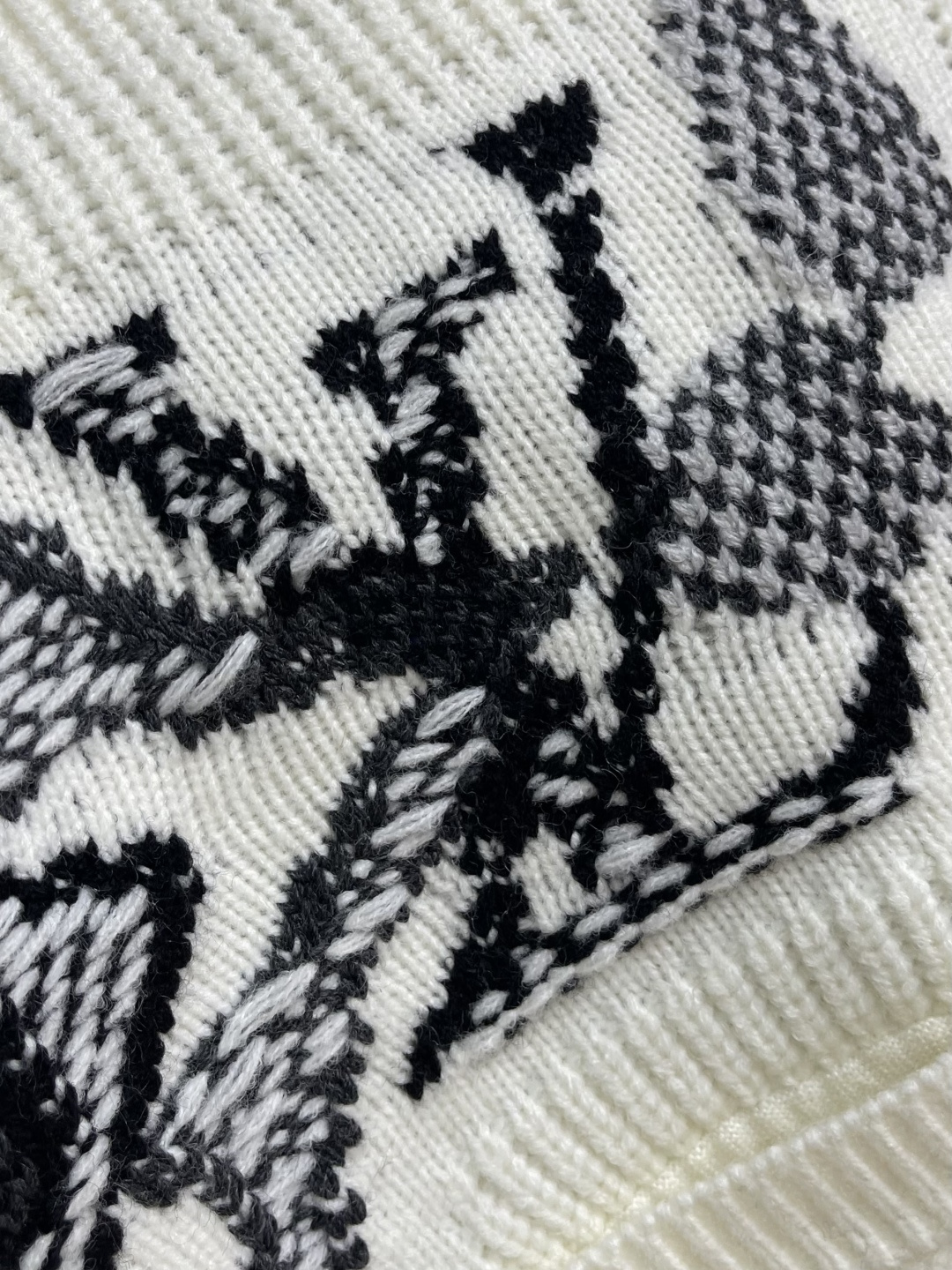 LV 滑雪系列 图案单排扣开衫V领针织毛衣，本款绵羊毛开衫点缀醒目标识图案，大号LV 字母与Monogr