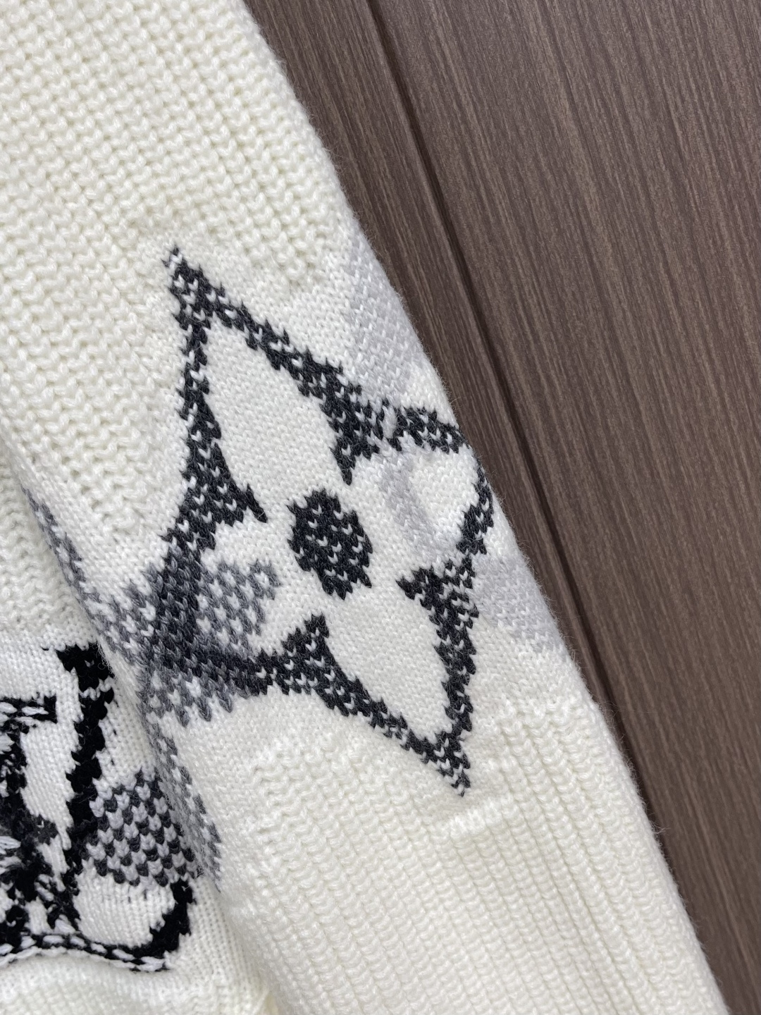 LV 滑雪系列 图案单排扣开衫V领针织毛衣，本款绵羊毛开衫点缀醒目标识图案，大号LV 字母与Monogr