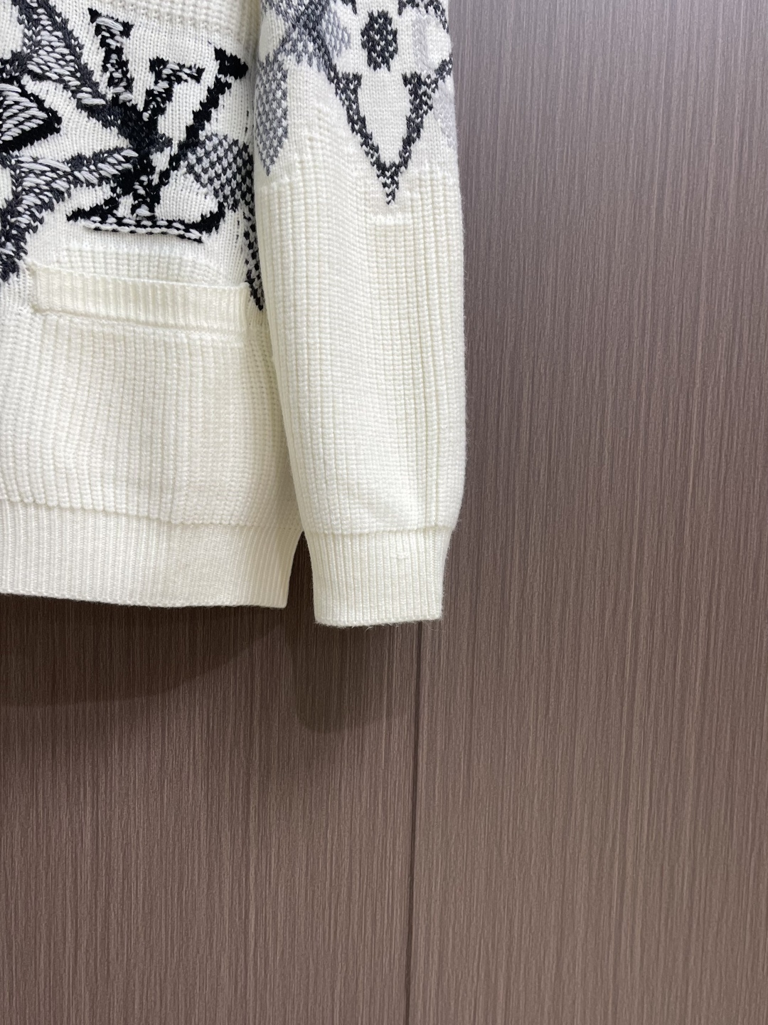 LV 滑雪系列 图案单排扣开衫V领针织毛衣，本款绵羊毛开衫点缀醒目标识图案，大号LV 字母与Monogr