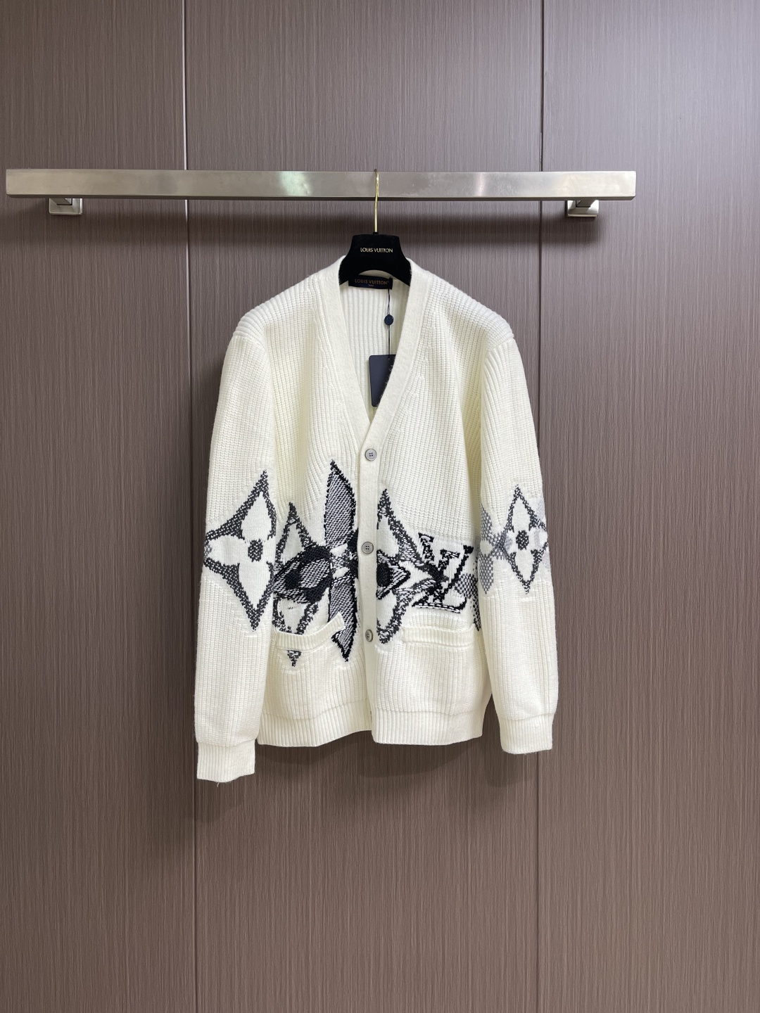 NO:606987,LV Ski Series Graphic single-breasted cardigan V-neck knitted sweater, this sheepskin cardigan is embellished with eye-catching logo patterns, large LV letters and Monogram  Flowers overlap on the lower body and sleeves, creating a scene like snowflakes. Elegant intarsia knitting uses contrasting stitching, which contrasts with the wide rib base, creating a three-dimensional effect. It is suitable for comfortable wear after skiing and enjoying leisure time at night. The overall routing is straight and delicate, the fabric is comfortable and soft, and the color is consistent without color difference. It can be matched with the same style to create a fashionable look and control various occasions. Customized accessories, complete three standards, the same style for men and women!  Size S-XL,,louis vuitton,sweaters,alexander wang19860909LV 滑雪系列 图案单排扣开衫V领针织毛衣,本款绵羊毛开衫点缀醒目标识图案,大号LV 字母与Monogram 花卉于下身与衣袖处交叠,营造雪花纷飞般的景致.雅致嵌花针织启用撞色缝线,与宽幅罗纹基底互为映衬,呈现立体视效.适宜滑雪后舒适穿着,享受夜间闲适时光.整体走线平直细腻,面料舒适柔软,颜色一致无色差 能与同款搭配营造时尚造型,驾驭各种场合,定制辅料,三标齐全,男女同款！尺码S-XL,,louis vuitton,sweaters,alexander wang,Men's clothing