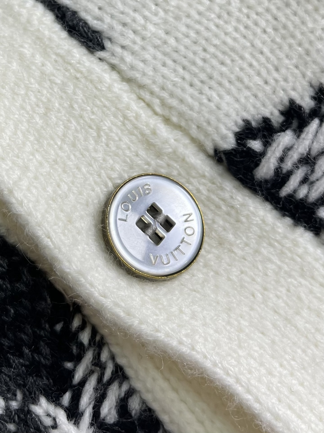 LV 滑雪系列 图案单排扣开衫V领针织毛衣，本款绵羊毛开衫点缀醒目标识图案，大号LV 字母与Monogr