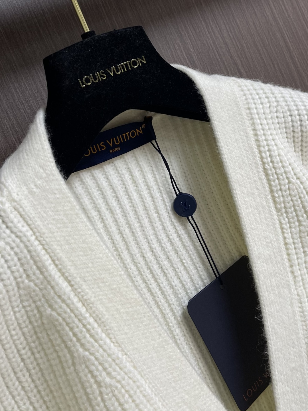 LV 滑雪系列 图案单排扣开衫V领针织毛衣，本款绵羊毛开衫点缀醒目标识图案，大号LV 字母与Monogr