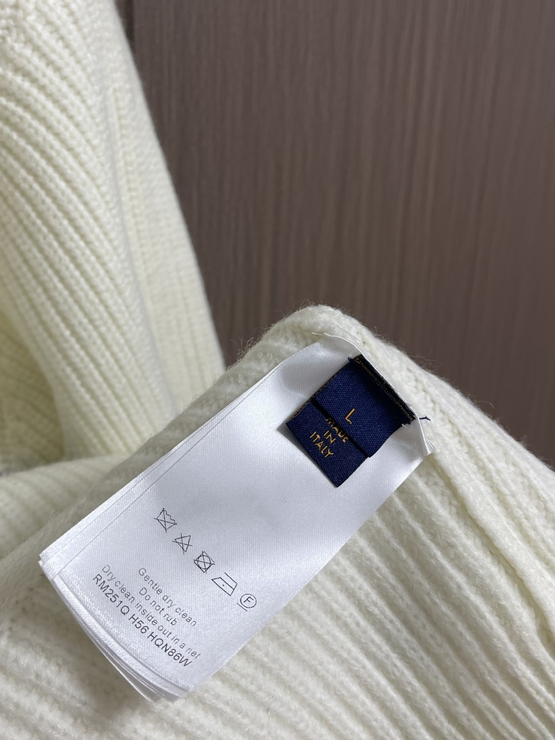 LV 滑雪系列 图案单排扣开衫V领针织毛衣，本款绵羊毛开衫点缀醒目标识图案，大号LV 字母与Monogr