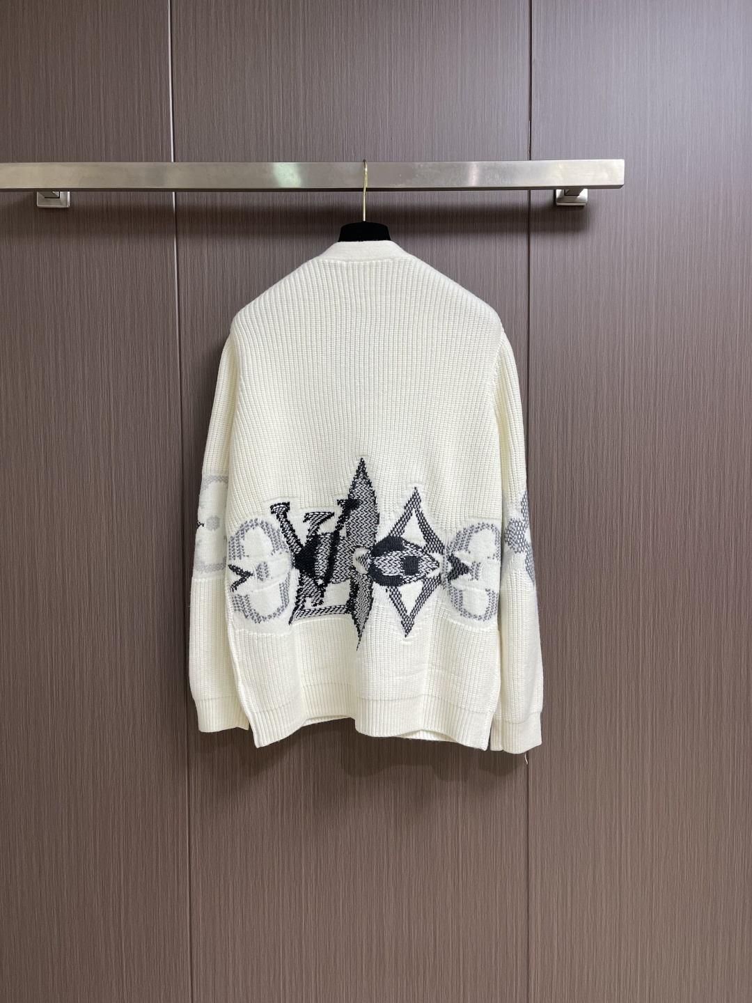 LV 滑雪系列 图案单排扣开衫V领针织毛衣，本款绵羊毛开衫点缀醒目标识图案，大号LV 字母与Monogr