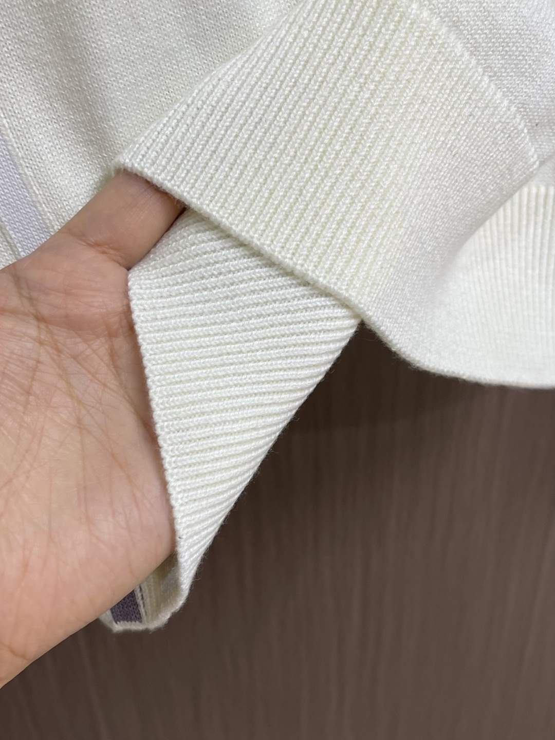 LV 奶油白运动风针织圆领毛衣，SKI系列新款 标识设计左胸处有立体LV章仔标识，衣袖融入品牌经典Mon