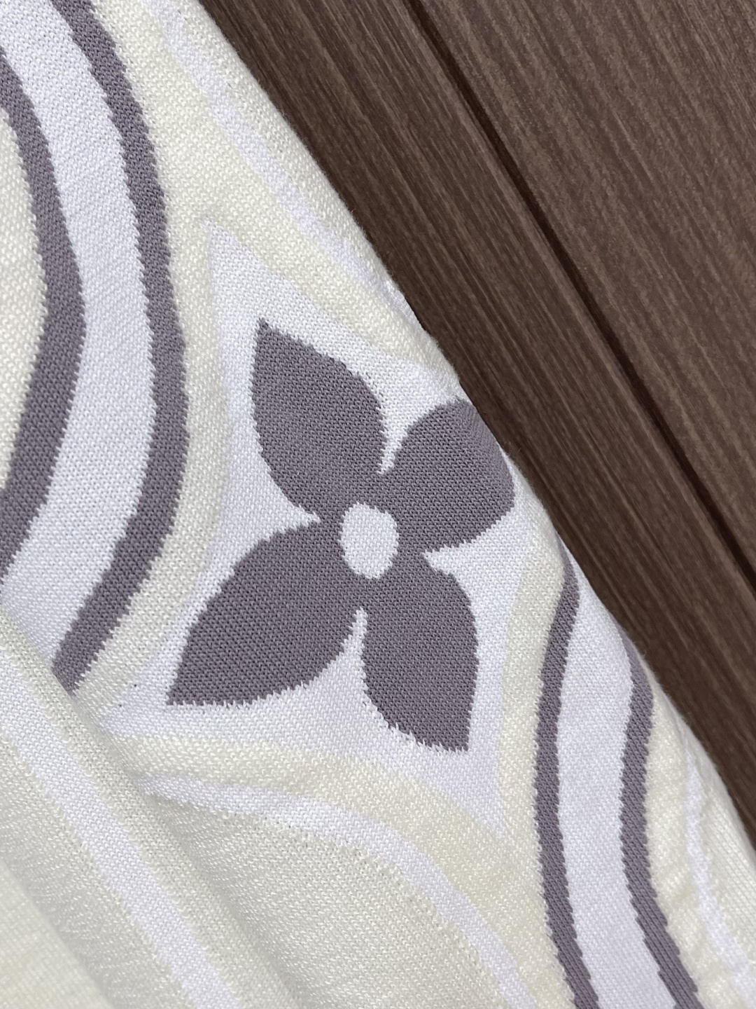 LV 奶油白运动风针织圆领毛衣，SKI系列新款 标识设计左胸处有立体LV章仔标识，衣袖融入品牌经典Mon