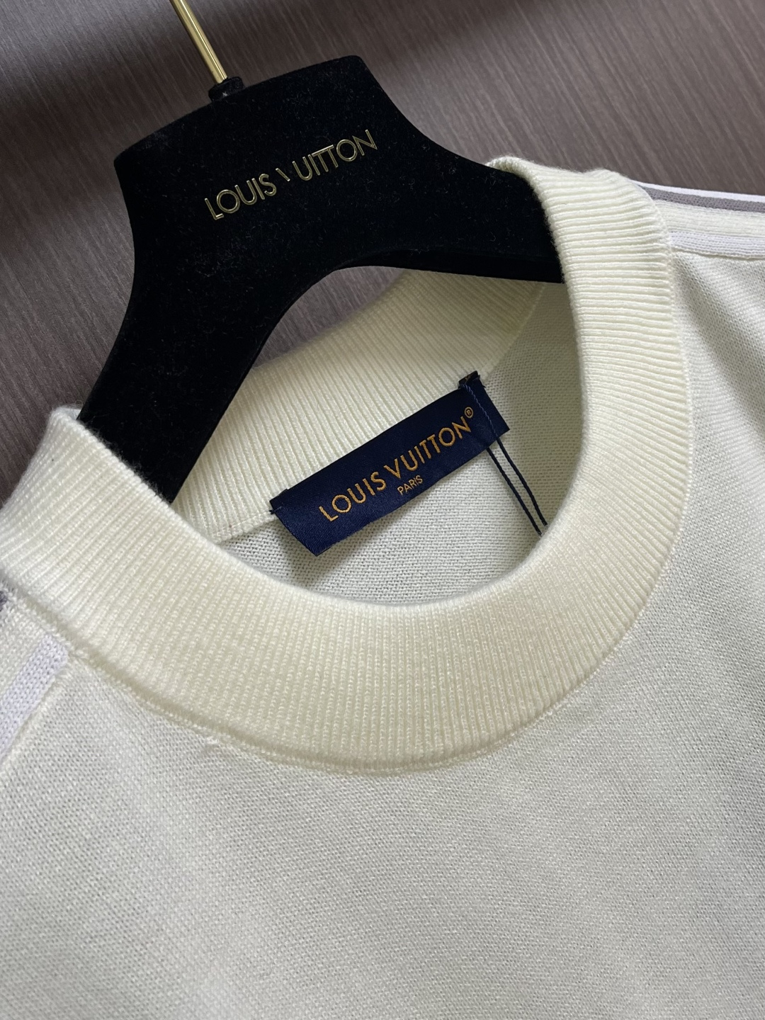 LV 奶油白运动风针织圆领毛衣，SKI系列新款 标识设计左胸处有立体LV章仔标识，衣袖融入品牌经典Mon