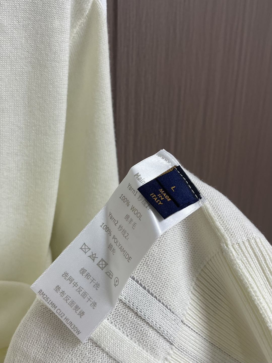 LV 奶油白运动风针织圆领毛衣，SKI系列新款 标识设计左胸处有立体LV章仔标识，衣袖融入品牌经典Mon