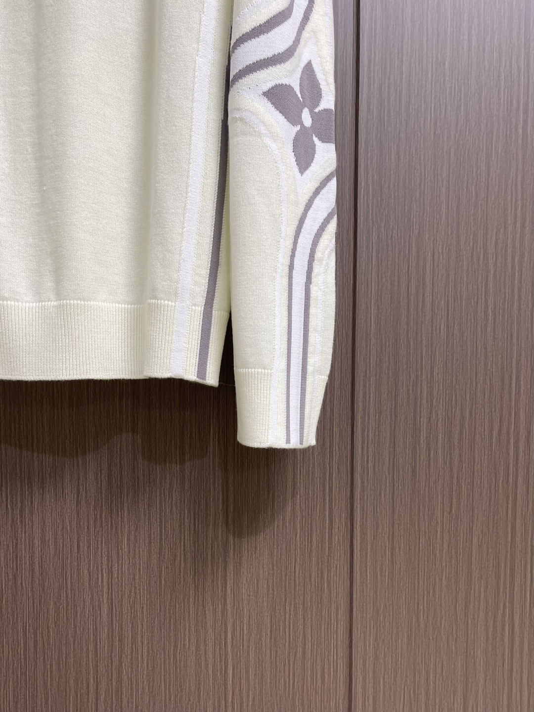 LV 奶油白运动风针织圆领毛衣，SKI系列新款 标识设计左胸处有立体LV章仔标识，衣袖融入品牌经典Mon