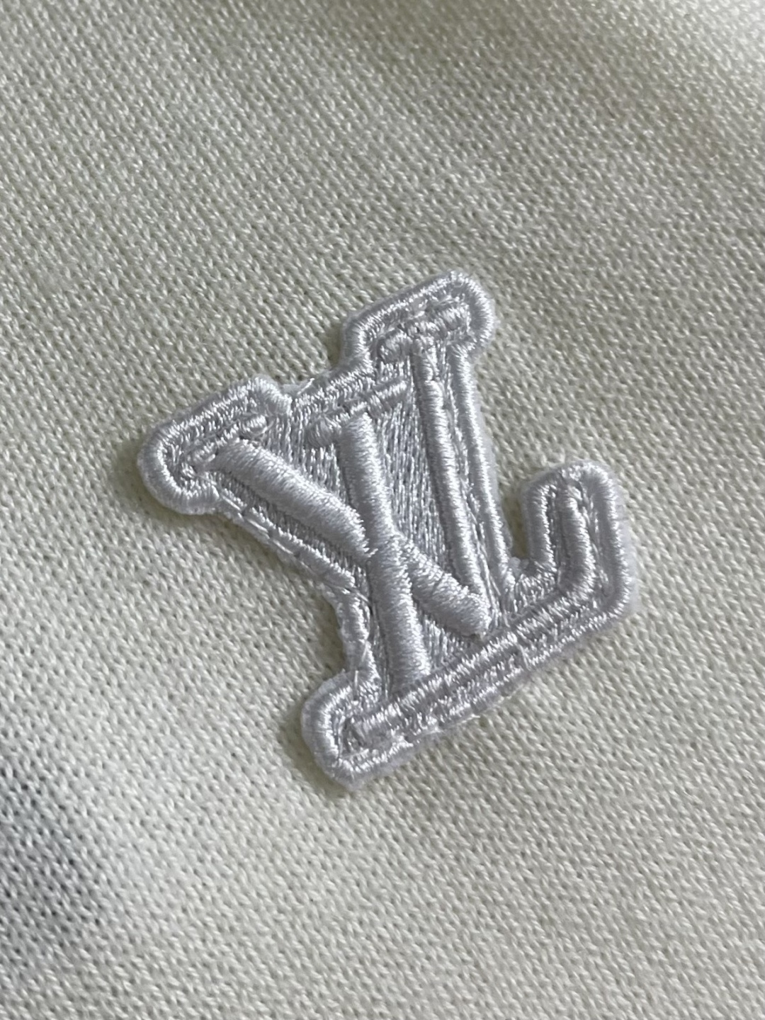 LV 奶油白运动风针织圆领毛衣，SKI系列新款 标识设计左胸处有立体LV章仔标识，衣袖融入品牌经典Mon