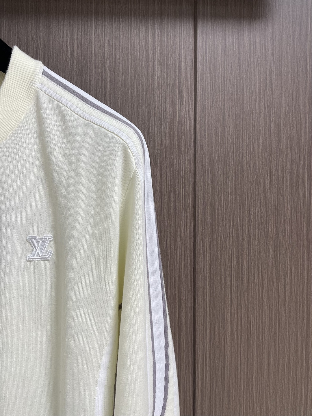 LV 奶油白运动风针织圆领毛衣，SKI系列新款 标识设计左胸处有立体LV章仔标识，衣袖融入品牌经典Mon