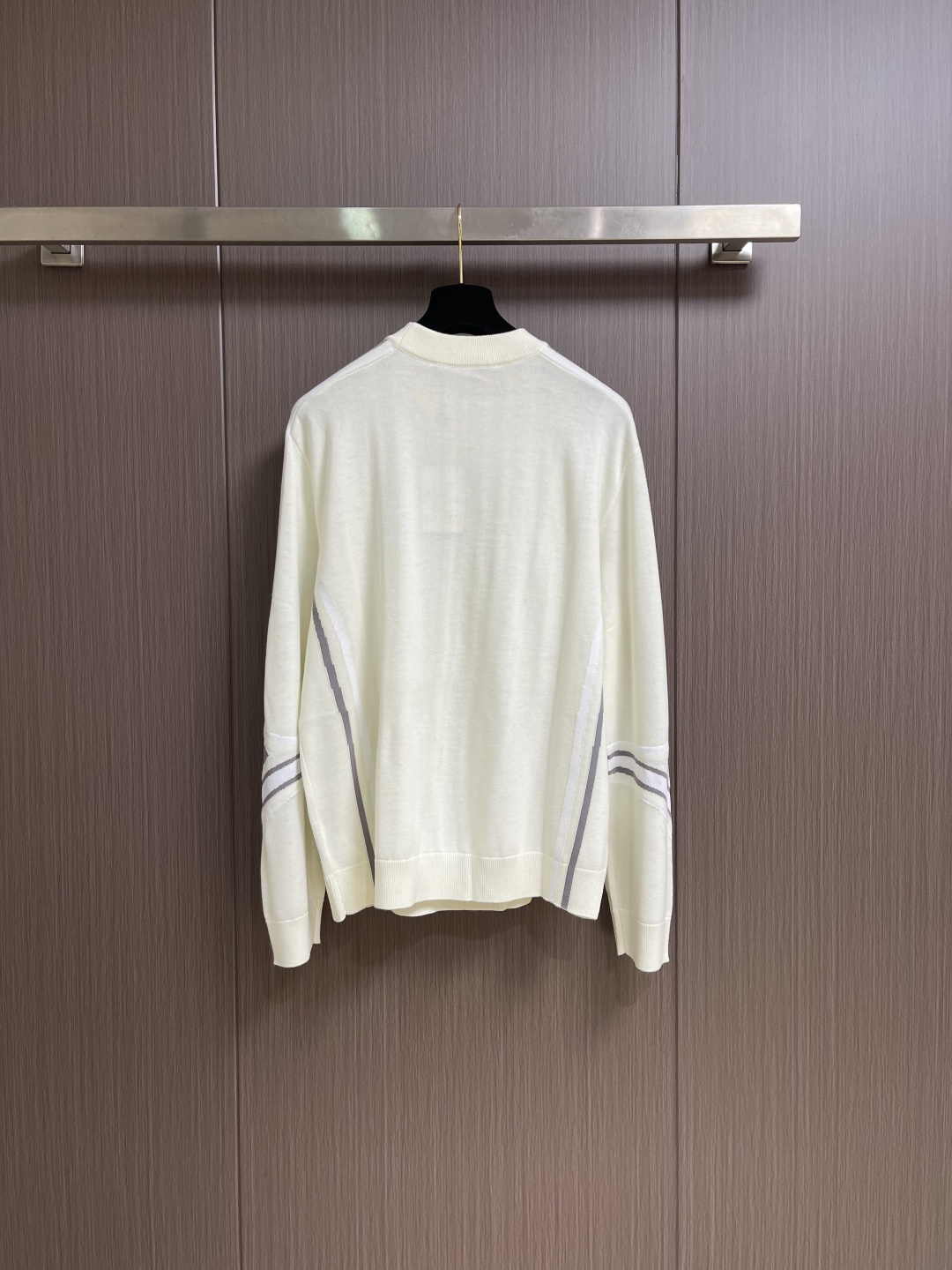 LV 奶油白运动风针织圆领毛衣，SKI系列新款 标识设计左胸处有立体LV章仔标识，衣袖融入品牌经典Mon